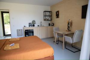 a bedroom with a bed and a table and a kitchen at B&B de wilde hoek in Centrum