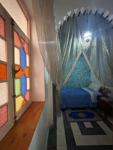Rúm í herbergi á Riad Larache