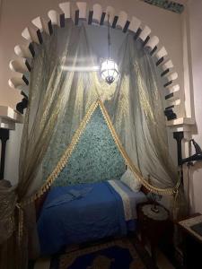 Rúm í herbergi á Riad Larache