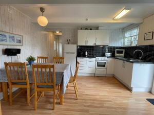 Kuchyň nebo kuchyňský kout v ubytování 5 person holiday home in Mörbylånga