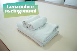 a pile of towels sitting on a counter in a room at APPARTAMENTO MARANGA in Lignano Sabbiadoro +7 photos