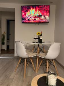 Televízia a/alebo spoločenská miestnosť v ubytovaní Apartman M - sa dvije spavaće sobe