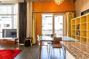 Et tv og/eller underholdning på Modern Loft, Quiet, WiFi, Cable, Parking