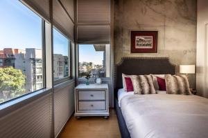 En eller flere senge i et værelse på Modern Loft, Quiet, WiFi, Cable, Parking