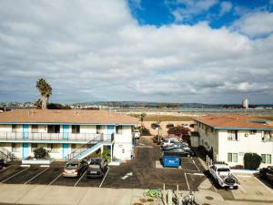 ein Parkplatz mit vor einem Gebäude geparkten Autos in der Unterkunft Ocean Beach Bungalow Separate Entry in San Diego