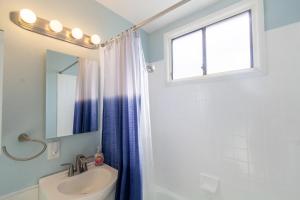 ein Badezimmer mit Waschbecken und Fenster in der Unterkunft Ocean Beach Bungalow Separate Entry in San Diego + 12 Fotos