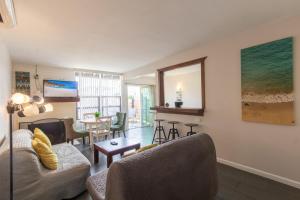 ein Wohnzimmer mit Sofa und Tisch in der Unterkunft Ocean Beach Bungalow Separate Entry in San Diego