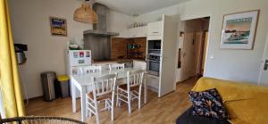Η κουζίνα ή μικρή κουζίνα στο Appartement 2 chambres piscine
