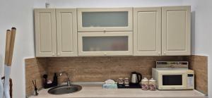 Η κουζίνα ή μικρή κουζίνα στο Grand Plaza Iedera 3 apartment +26 φωτογραφίες