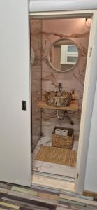 Ένα μπάνιο στο Grand Plaza Iedera 3 apartment