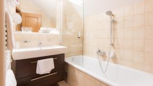 Ένα μπάνιο στο Hotel Marko