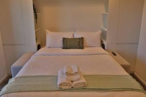 a bedroom with a bed with towels on it at Cosy Studio in Awaroa Road in Auckland