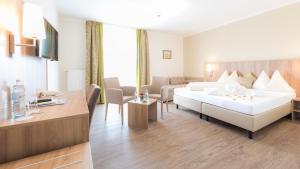 Postel nebo postele na pokoji v ubytování Hotel Marko + 36 fotografií