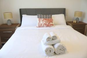 Ένα ή περισσότερα κρεβάτια σε δωμάτιο στο Cosy 2BR House in Awaroa Road