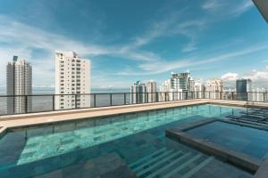 Πισίνα στο ή κοντά στο Business Loft with Park View +15 φωτογραφίες