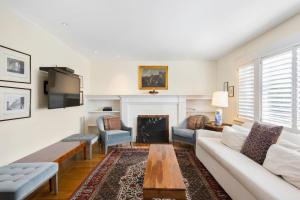 Posezení v ubytování Quiet 5 Beds Kid-Friendly Mins to DTWN and Stanford