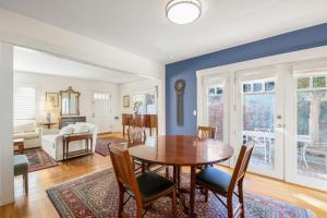 Posezení v ubytování Quiet 5 Beds Kid-Friendly Mins to DTWN and Stanford