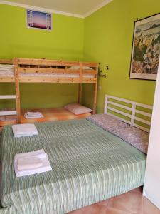 two bunk beds in a room with green walls at MaMaViHouse in Rome