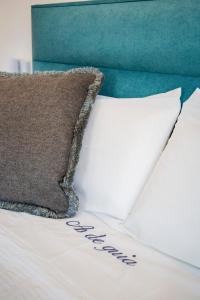 a bed with a pillow with the word sleep on it at O da Sina- Los refugios del capitán AS DE GUÍA in Aldán