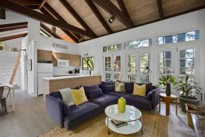 Kuchyň nebo kuchyňský kout v ubytování Idyllic Mill Valley cottage next to Muir Woods