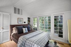 Postel nebo postele na pokoji v ubytování Idyllic Mill Valley cottage next to Muir Woods