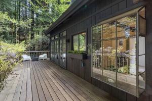 Balkón nebo terasa v ubytování Idyllic Mill Valley cottage next to Muir Woods