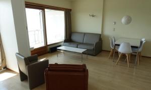 una sala de estar con un sofá y una mesa en Studio in Laguna Beach, Knokke-Heist, en Knokke-Heist 10 fotos más