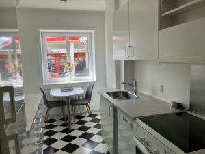 cocina con fregadero, mesa y ventana en Convenient Studio for 2, en Esbjerg