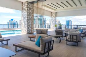 un vestíbulo con piscina, mesas y sillas en Peaceful Studio for Rent with Prime Park Views in Panama City, en Panamá