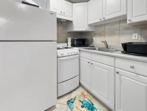 ハリウッドにあるHollywood Sunriseのキッチン(白い家電製品、白いキャビネット付)