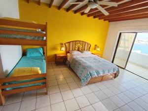 Ένα ή περισσότερα κρεβάτια σε δωμάτιο στο Casa 4 DORM - 3 VISTAMAR, 14 a 20 pax piscina propia +99 φωτογραφίες