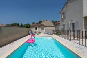 una piscina con un flamenco rosa en una casa en Villa ROMARY Piscine & Proche Centre Saint Rémy de Provence, en Saint-Rémy-de-Provence