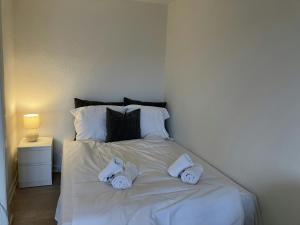 un lit blanc avec des serviettes dessus dans une chambre dans l'établissement Convenient Studio for 2, à Esbjerg