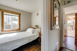 Postel nebo postele na pokoji v ubytování 3 Mi to University of Oregon Cozy Home