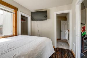 Postel nebo postele na pokoji v ubytování 3 Mi to University of Oregon Cozy Home