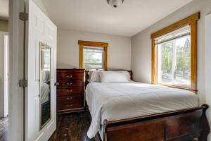 Postel nebo postele na pokoji v ubytování 3 Mi to University of Oregon Cozy Home