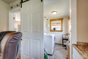 Postel nebo postele na pokoji v ubytování 3 Mi to University of Oregon Cozy Home
