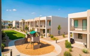 un complejo de apartamentos con un parque infantil en el patio en Abbys Retreat At The Lofts of Green Valley, en St. George