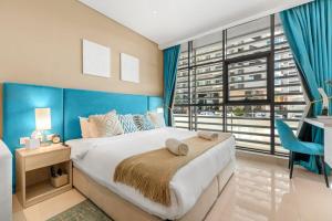 A bed or beds in a room at Stunning Palm Studio - Rooftop Infinity Pool & Private Beach Access - MaxStays