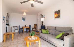 Et opholdsområde på Stunning Apartment In Mojacar With Wifi