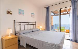 En eller flere senge i et værelse på Stunning Apartment In Mojacar With Wifi + 9 billeder