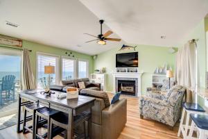 een woonkamer met een bank en een tafel bij 4 By The Shore in Watts Landing