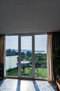 a room with a large glass window with a table at O da Sina-Los refugios del capitán COTE in Aldán