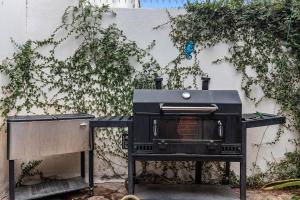 una estufa negra sentada junto a una pared en Casa Encanto - 3Bdr, 2.5bath w/Jacuzzi and Parking, en Puerto Vallarta 35 fotos más