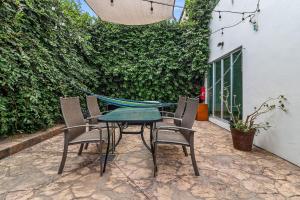 Una mesa y sillas en un patio. en Casa Encanto - 3Bdr, 2.5bath w/Jacuzzi and Parking, en Puerto Vallarta
