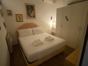 A bed or beds in a room at Central Apartment in Trastevere