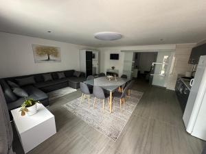 a living room with a table and chairs and a couch at Fram Apartments in Soci