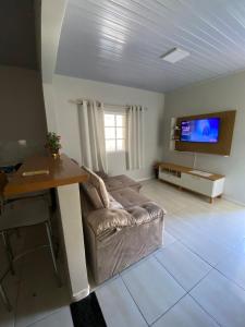 TV a/nebo společenská místnost v ubytování Casa com 2 quartos - quintal e área de lazer