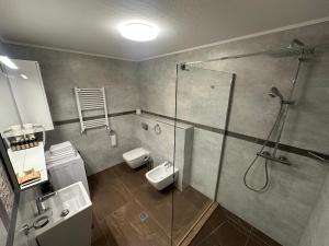 Ένα μπάνιο στο Fram Apartments +38 φωτογραφίες