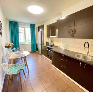 Η κουζίνα ή μικρή κουζίνα στο Vodogray Apartmens Citi Елітний комплекс, закрита територія, ДУЖЕ ЧИСТО!
